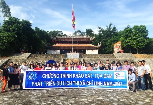 Đoàn khảo sát tại Đền thờ tiến sĩ Nguyễn Thị Duệ